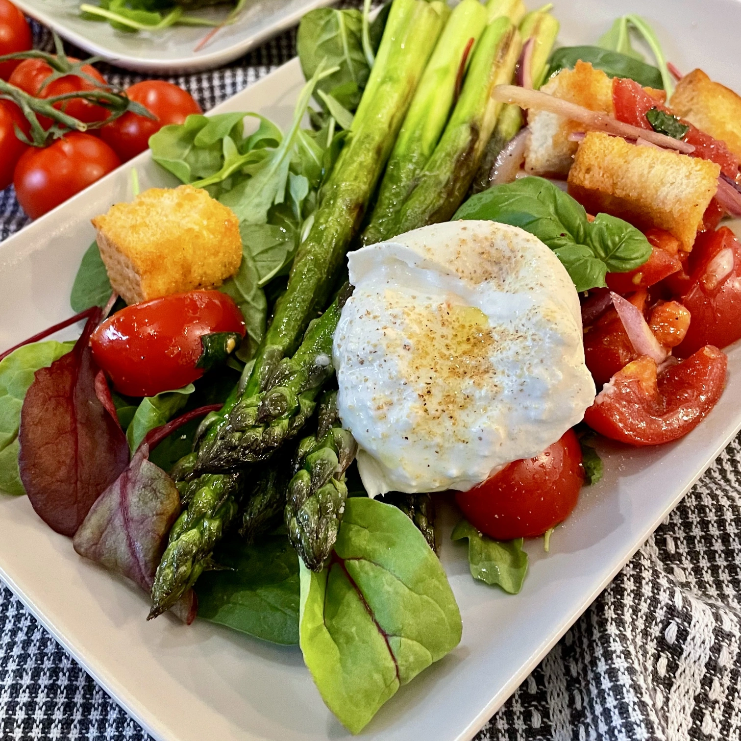 Frühlingsküche mit Spargel und frischen Kräutern